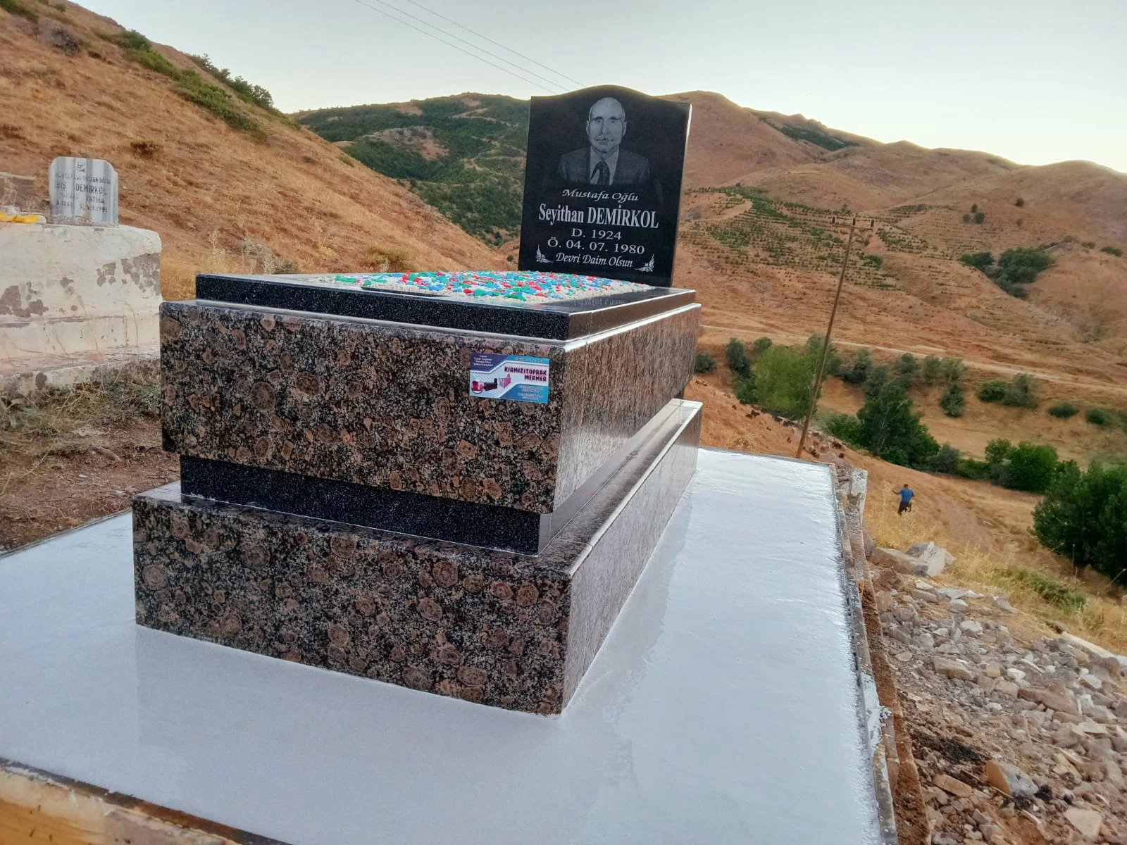 KırmızıToprak Merme, Tunceli Mezar Yapımı